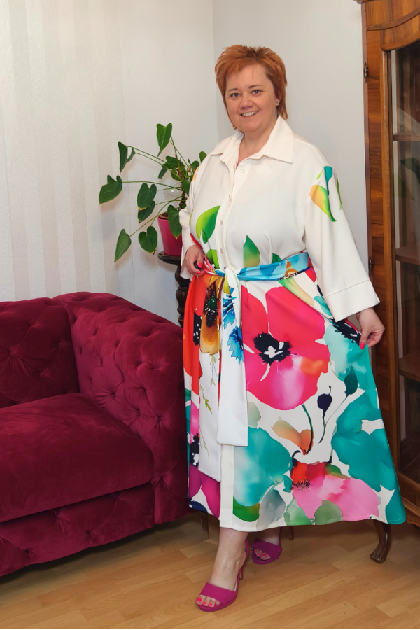 Košeľové plus size šaty s pestrofarebnou kvetinovou potlačou - biele